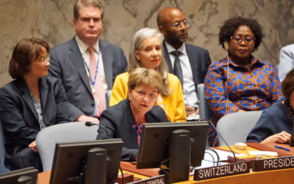 Bundesrätin Viola Amherd spricht am hufeisenförmigen Tisch des UNO-Sicherheitsrats in New York.