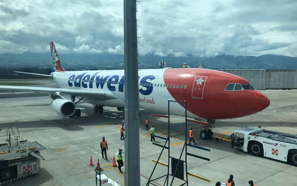 Vorbereitung des Flugzeugs am Boden. Auffüllen der Laderäume, Auftanken, Sicherheitskontrollen: Die Aufgaben für die Teams auf dem Rollfeld des Flughafens von Quito sind zahlreich. 