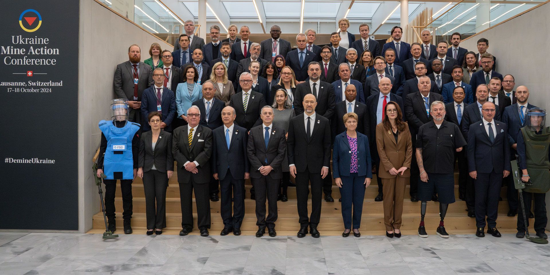 Familienfoto von der Ukraine Mine Action Conference in Lausanne.