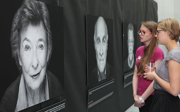 Schülerinnen aus Biel betrachten an der Ausstellung „The Last Swiss Holocaust Survivors“ der Gamaraal-Foundation Porträts von Holocaust-Überlebenden.