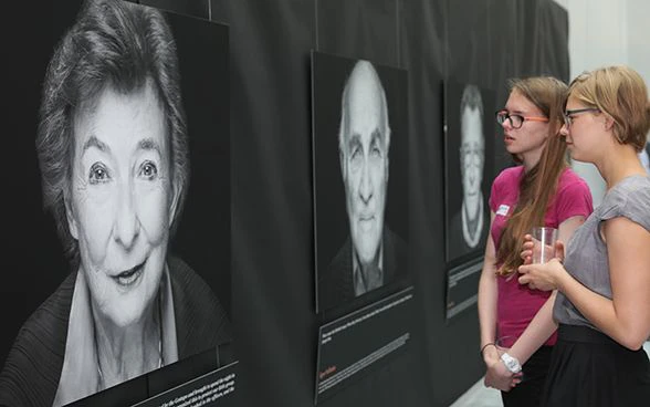 Schülerinnen aus Biel betrachten an der Ausstellung „The Last Swiss Holocaust Survivors“ der Gamaraal-Foundation Porträts von Holocaust-Überlebenden.