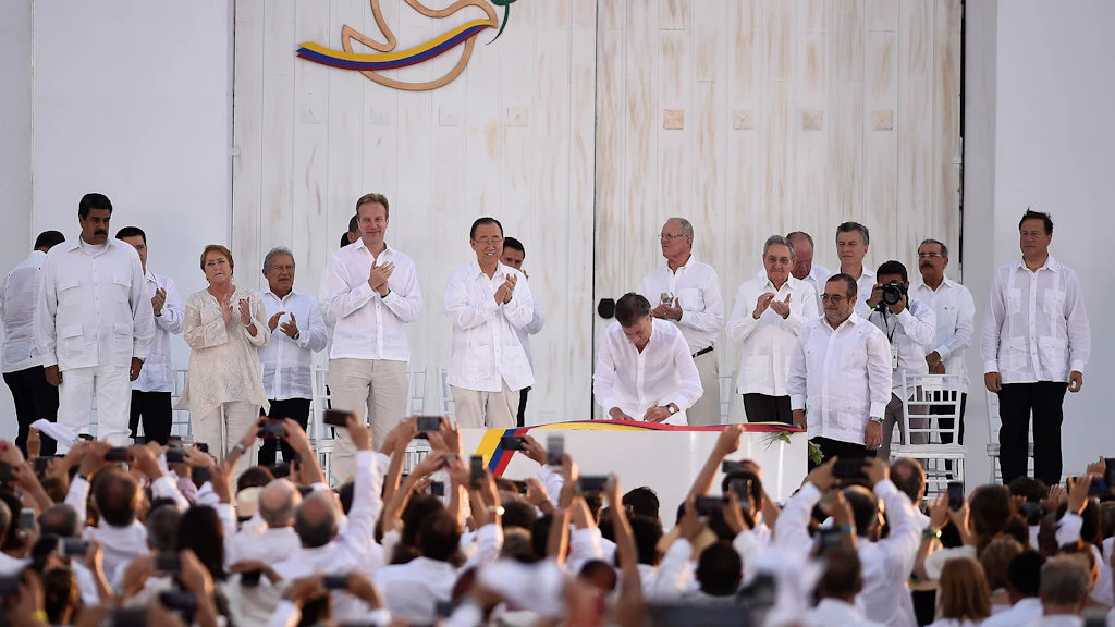 Juan Manuel Santos, Präsident Kolumbiens, und FARC-Chef Rodrigo Londono besiegeln den Friedensvertrag im Juni 2016 in Havanna im Beisein von Raoul Castro.