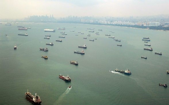 Frachtschiffe im Hafen von Singapur, die in die gleiche Richtung fahren.