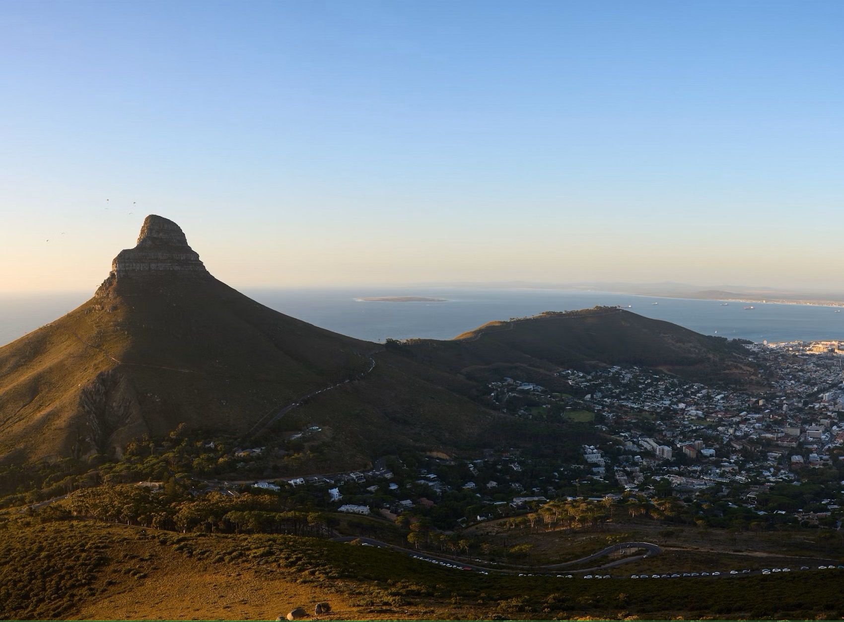 Das Bild zeigt eine Panoramaaussicht auf den Table Mountain in Kapstadt.