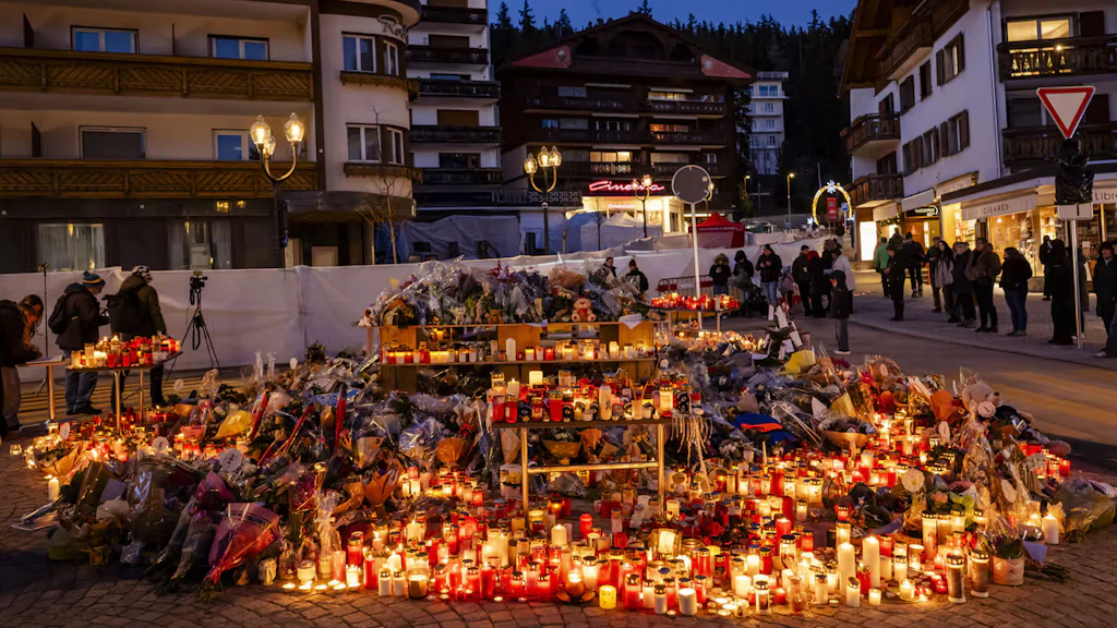 Blumen, die im Rahmen der Trauer zum Gedenken der Opfer in Crans Montana aufgestellt wurden.