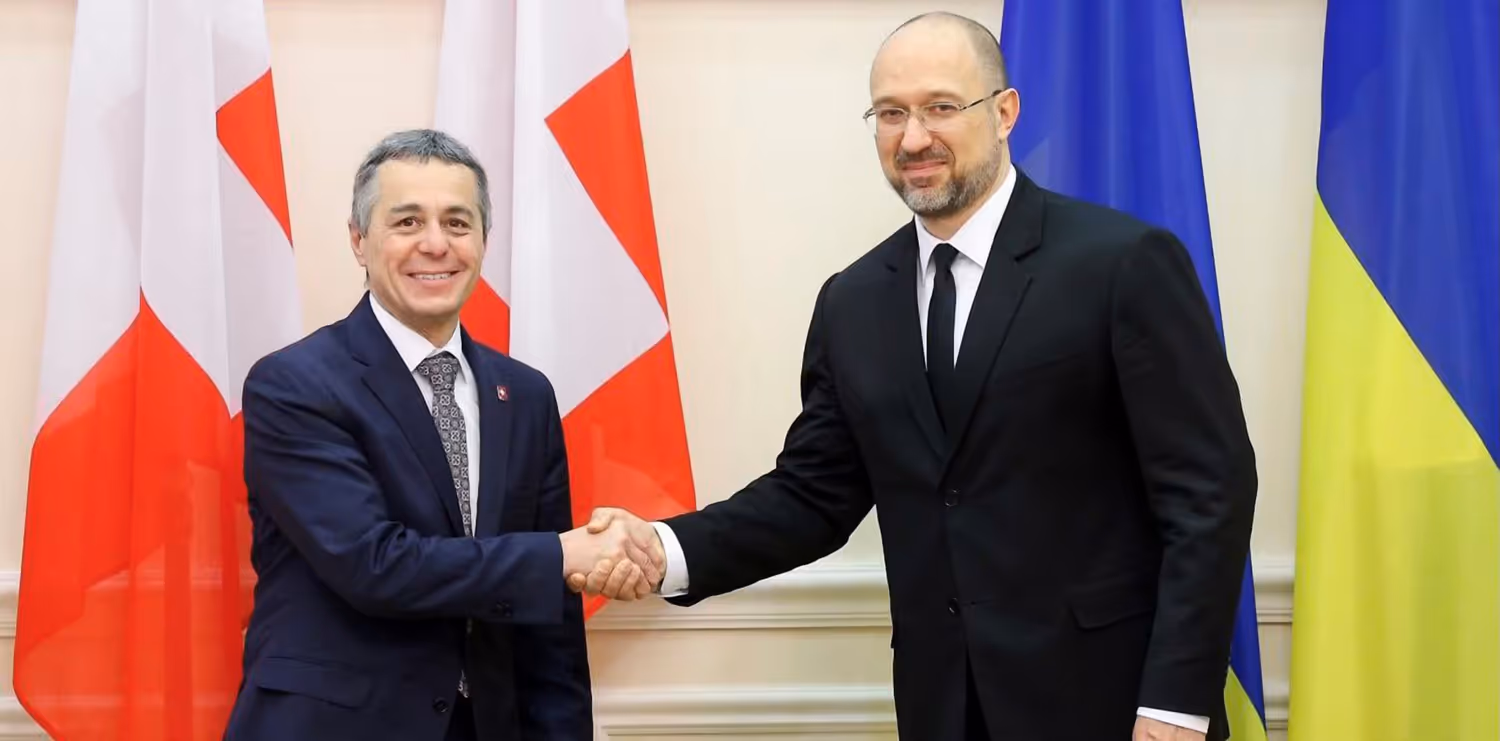 Bundesrat Cassis und der ukrainische Premierminister Denys Shmyhal schütteln sich die Hand.