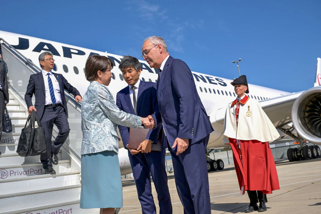 Die japanische Premierministerin Sanae Takaichi ist in Genf eingetroffen, um am G7-Gipfel teilzunehmen.