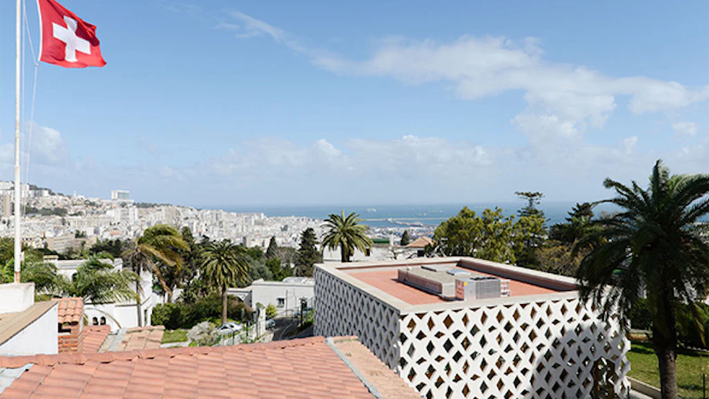 Blick auf die Schweizer Botschaft in Algier, im Hintergrund die Stadt und das Meer