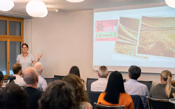 Bild von Dr. Marianne Meier, die das Buch «Das Recht zu kicken. Die Geschichte des Schweizer Frauenfussballs» während des Events vorstellte. 