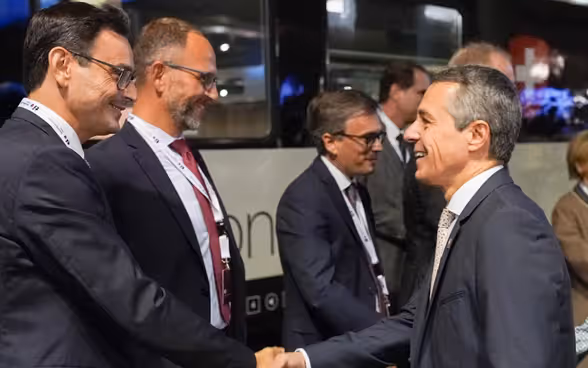 Auf dem Bahnsteig des Berner Bahnhofs empfängt die Tessiner Delegation ihre Gäste, darunter Bundespräsident Ignazio Cassis, und lädt sie ein, den Sonderzug zu besteigen.