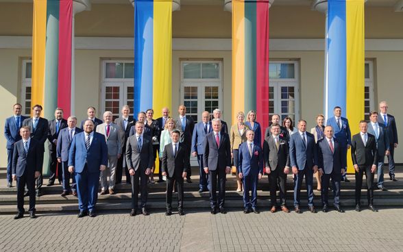 Ein Gruppenfoto mit allen an der Konferenz beteiligten Ministern.