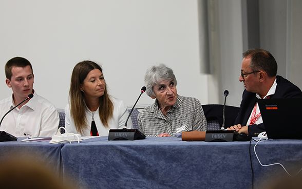 Christa Markovits, Holocaust-Überlebende und eine der Autorinnen der „Memoiren von Holocaust-Überlebenden“, im Gespräch mit Daniel Gerson, Mitglied der Schweizer Delegation.