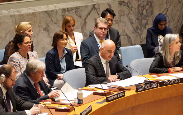 Bundespräsident Alain Berset spricht am hufeisenförmigen Tisch des UNO-Sicherheitsrats in New York.