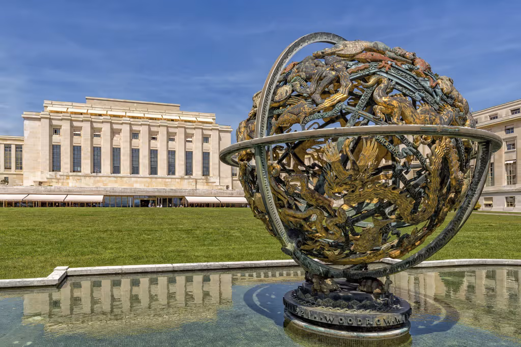 Der Wilson Globus vor dem UNO-Hauptquartier, dem Palais des Nations, in Genf.