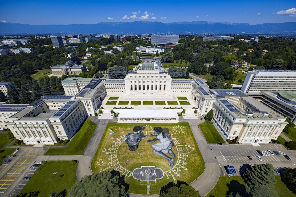 Das Bild zeigt das Fresko «World in Progress» des Künstlers SAYPE im Hof des Palais des Nations in Genf.