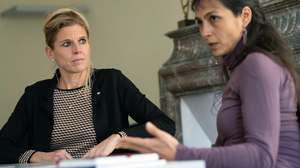 Rea Gehring und Sonya Elmer, zwei Mitarbeiterinnen der AFM, in einer Interviewsituation.