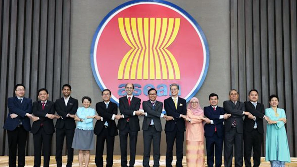 Gruppenbild mit den Schweizer Delegierten und der Vertreterinnen und Vertretern der ASEAN.