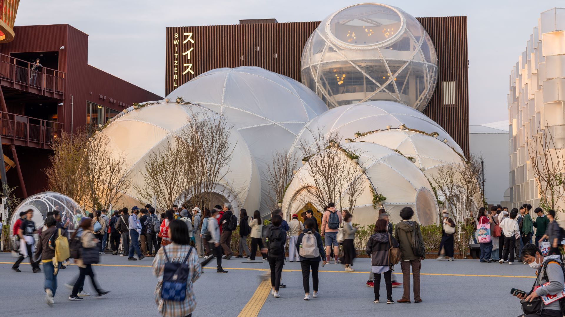 Besucherinnen und Besucher vor dem Schweizer Pavillon an der Expo in Osaka – ein Beispiel zur Förderung eines positiven Bildes der Schweiz im Ausland.