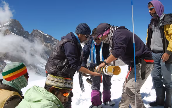 Eine Menschengruppe auf einem Gletscher.