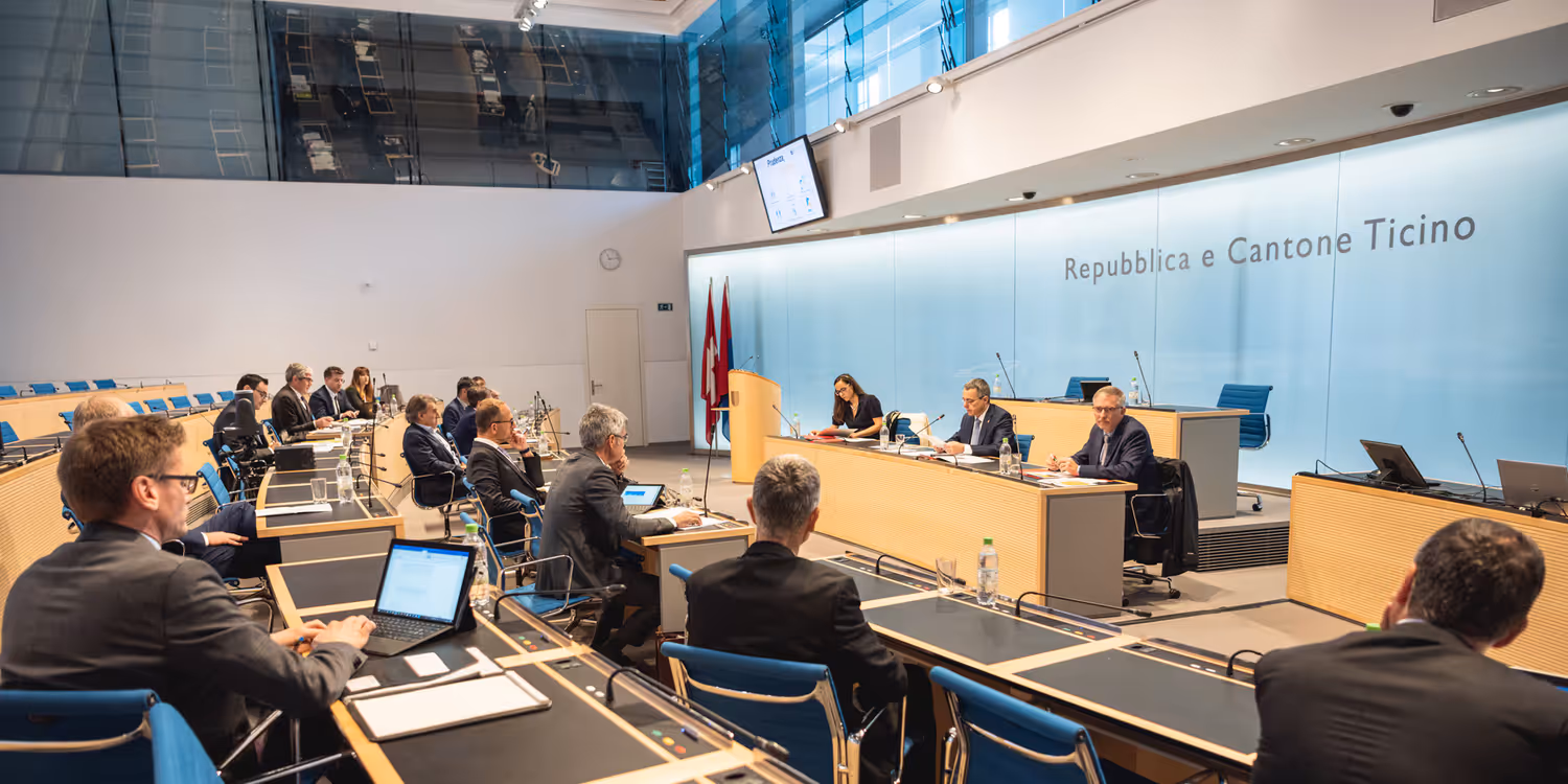 Bundesrat Cassis spricht in Bellinzona mit Mitgliedern der Kantonsregierungen des Tessins und Graubündens.