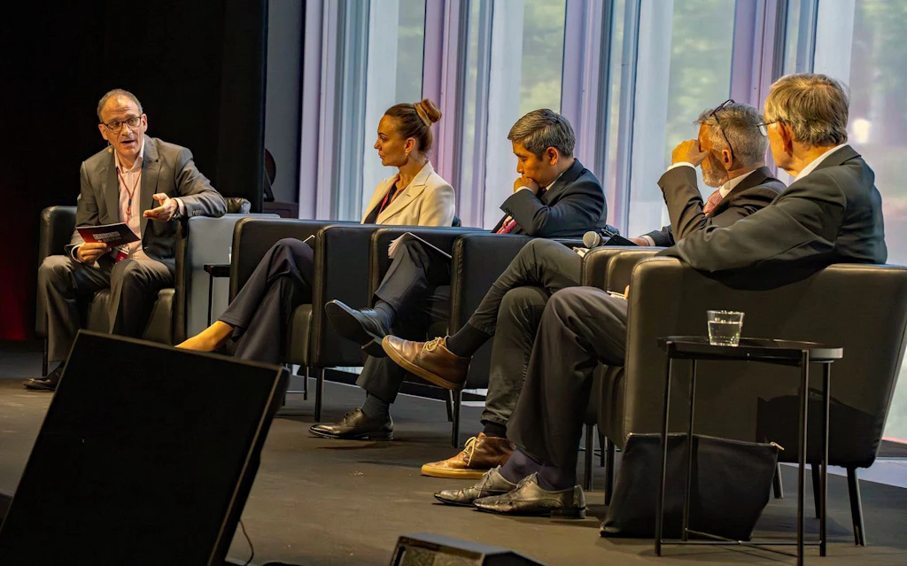 Blick auf eine Paneldiskussion am CERN in Genf