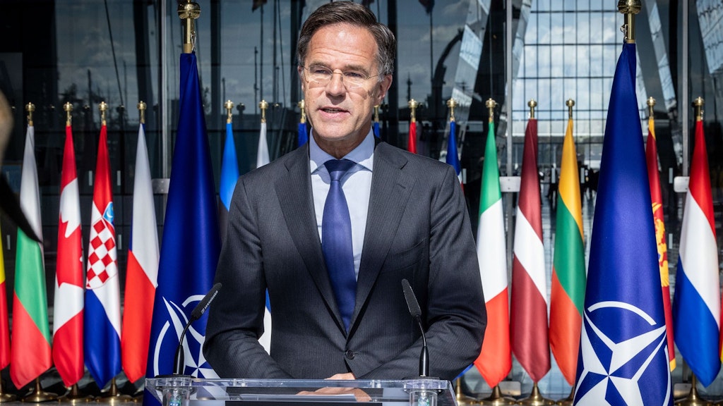 Generalsekretär der NATO Mark Rutte spricht an einer Pressekonferenz mit den Fahnen der NATO im Hintergrund.