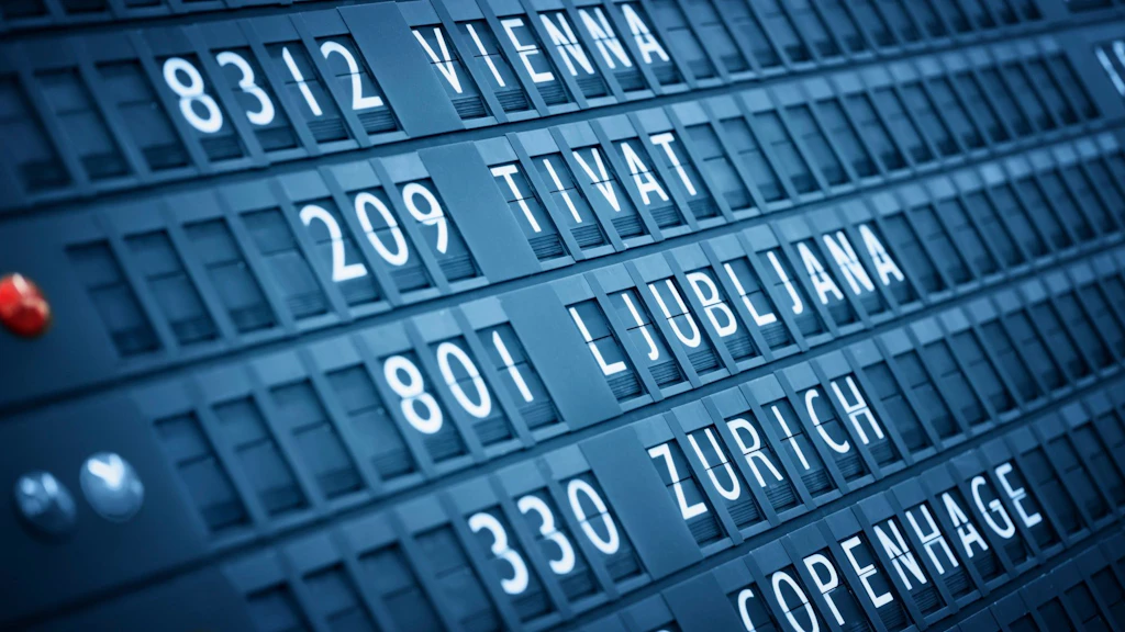 Anzeigetafel mit Ankunfts- und Abfahrtszeiten von Flügen am Flughafen.