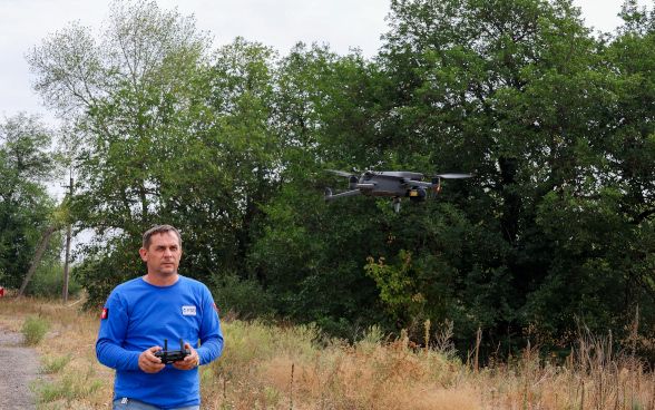 Ein Mitarbeiter des nichttechnischen Personals der FSD sucht mithilfe einer Drohne in einem potenziell belasteten Gebiet nach Anhaltspunkten für eine Kontamination.