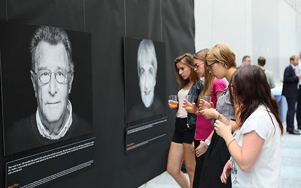 Schülerinnen aus Biel betrachten an der Ausstellung „The Last Swiss Holocaust Survivors“ der Gamaraal-Foundation Porträts von Holocaust-Überlebenden.