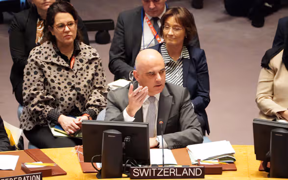 Bundespräsident Alain Berset spricht am hufeisenförmigen Tisch des UNO-Sicherheitsrats in New York.