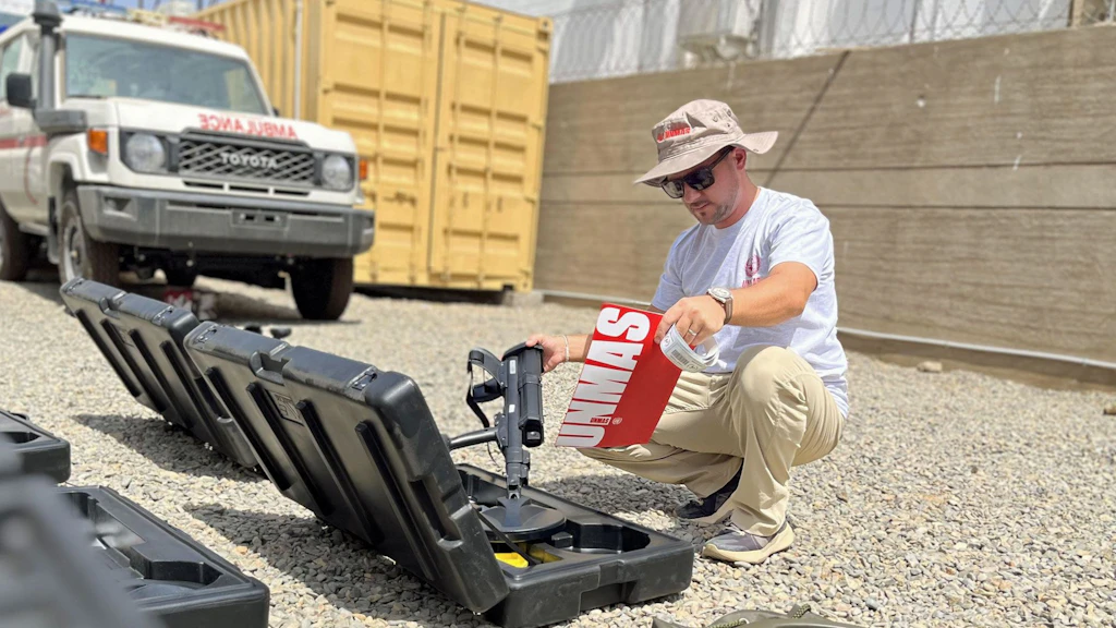 Ein Experte der Schweizer Armee inspiziert spezialisierte Ausrüstung in Port Sudan.