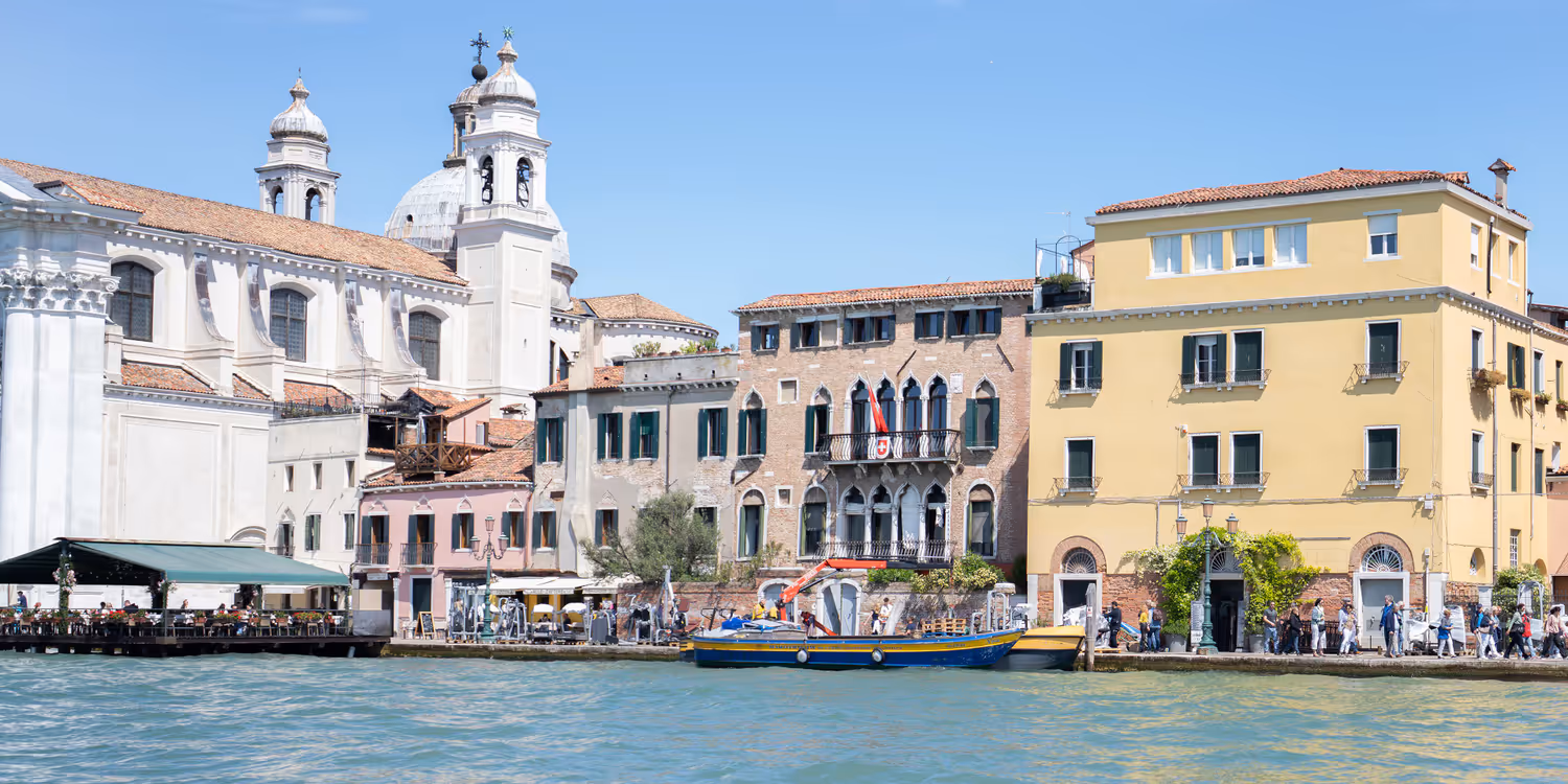 Auf dem Bild ist der «Palazzo Trevisan» zu sehen, es ist ein Gebäude im Stadtteil Dorsoduro und befindet sich an der Uferpromenade Zattere.