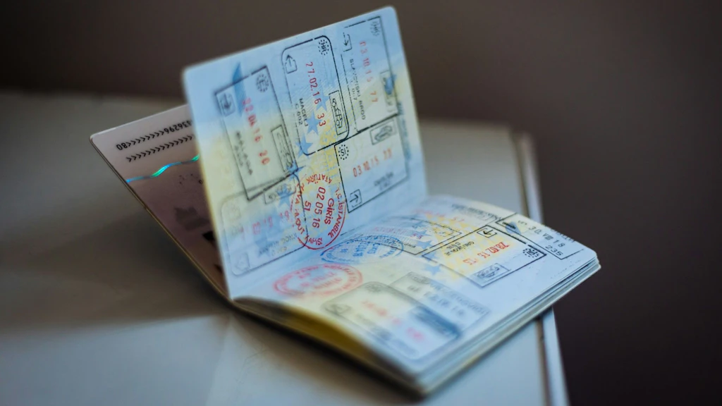 Bild eines Passes, der verschiedene Visa-Stempel enthält. 