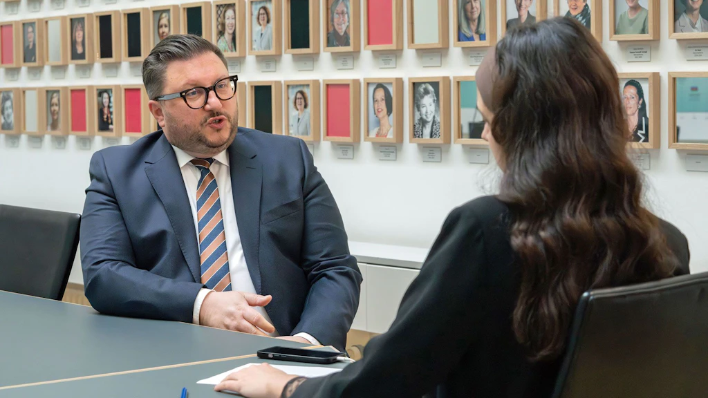 Das Foto zeigt Chasper Sarott, Chef Personal des EDA, während eines Interviews zum Thema versetzbare Karrieren.