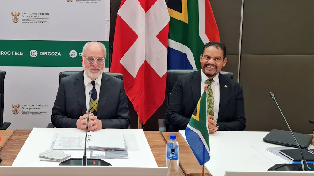 Das Foto zeigt EDA-Staatssekretär Fasel und den stellvertretenden südafrikanischen Aussenminister Botes während des Demokratiedialogs in Pretoria.