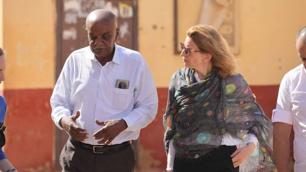 Botschafterin Valérie Liechti spricht im November 2025 mit dem Leiter einer Leichenhalle in der sudanesischen Hauptstadt Khartum. 