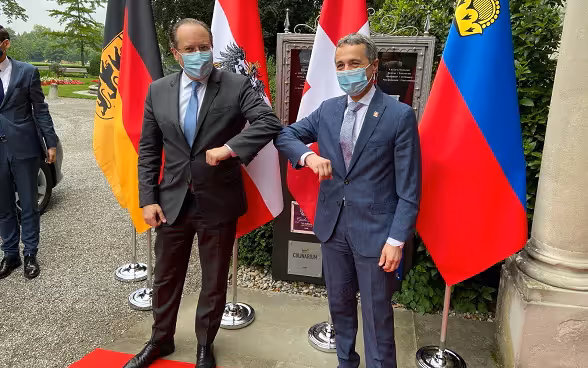 Bundesrat Ignazio Cassis begrüsst den österreichischen Aussenminister Alexander Schallenberger.