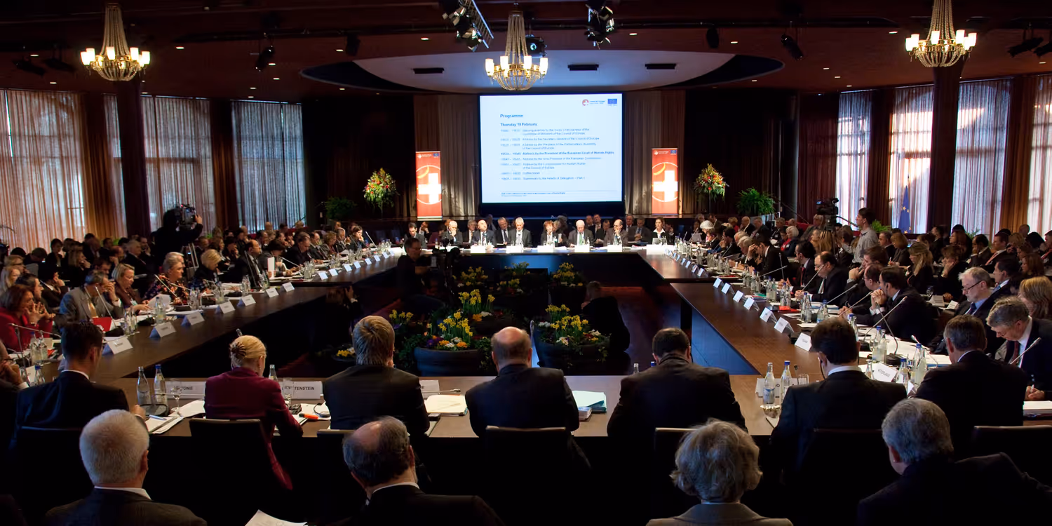 Das Foto stammt von der Ministerkonferenz des Europarates im Februar 2010 in Interlaken: Es zeigt einen mit Teilnehmenden randvollen Saal.