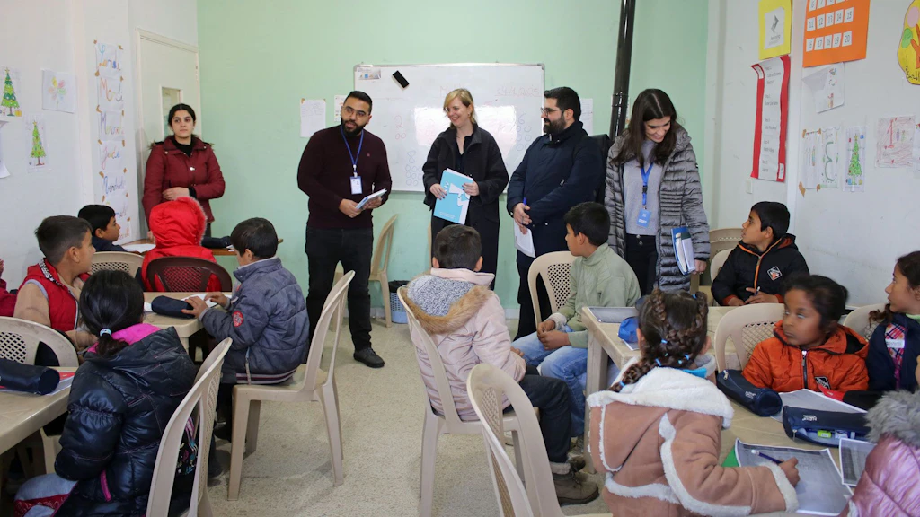 Das Foto zeigt Lyne Calder während ihres Einsatzes im Libanon bei einem Besuch eines Bildungszentrums im Bekaa-Tal.