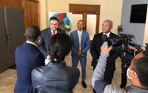 Ambassador Chasper Sarott (left) and Madagascan Foreign Minister Djacoba Tehindrazanarivelo (right) with press