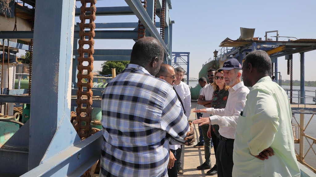 Photo showing Dominik Stillhart, delegate for humanitarian aid, talking to staff at a drinking water treatment plant supported by Switzerland in Sudan.
