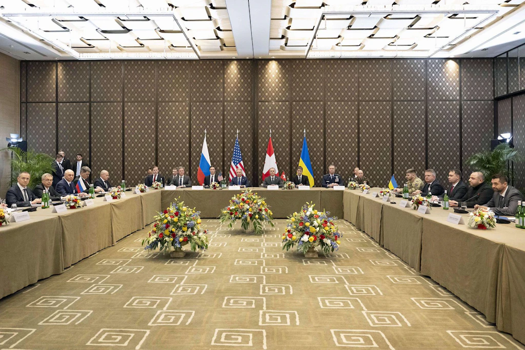 Federal Councillor Cassis sits at the head of the table next to the US delegation. On the right of the picture are the members of the Ukrainian delegation, on the left those of the Russian delegation.
