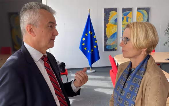 Livia Leu speaks with Juraj Nociar.