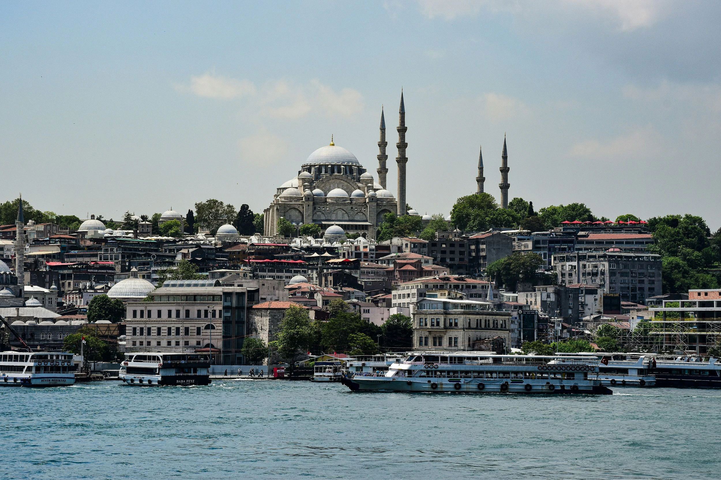 L’immagine mostra il Bosforo e la Moschea Blu di Istanbul.