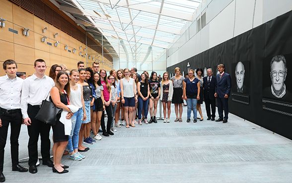 Benno Bättig (right) with Holocaust survivor Ivan Lefkovits (2nd right) and students from two classes from Biel and Geneva, who translated memoirs of Holocaust survivors. Una classe scolastica di Bienne, che ha tradotto memorie di superstiti dell’Olocausto, viene applaudita dall’assemblea plenaria.Una classe scolastica di Bienne, che ha tradotto memorie di superstiti dell’Olocausto, viene applaudita dall’assemblea plenaria. © FDFA