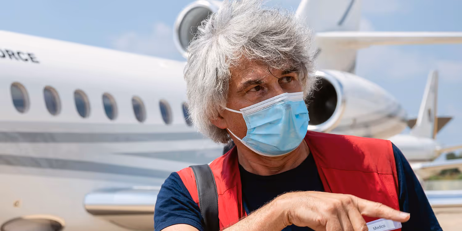  Jean-Daniel Junod, an expert from the Swiss Humanitarian Aid Unit, is standing in front of an aeroplane, ready to leave for Beirut.