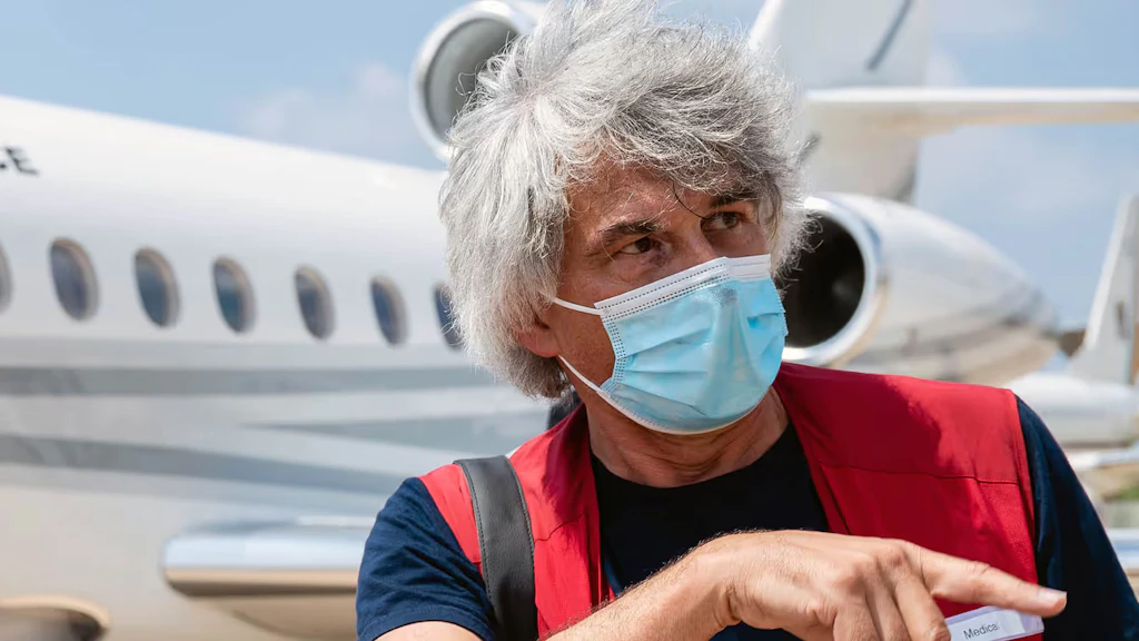  Jean-Daniel Junod, an expert from the Swiss Humanitarian Aid Unit, is standing in front of an aeroplane, ready to leave for Beirut.