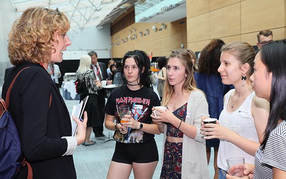 Students from Biel talking to Florence Widmer from the FDFA about their experiences translating the memoirs of Holocaust survivors.