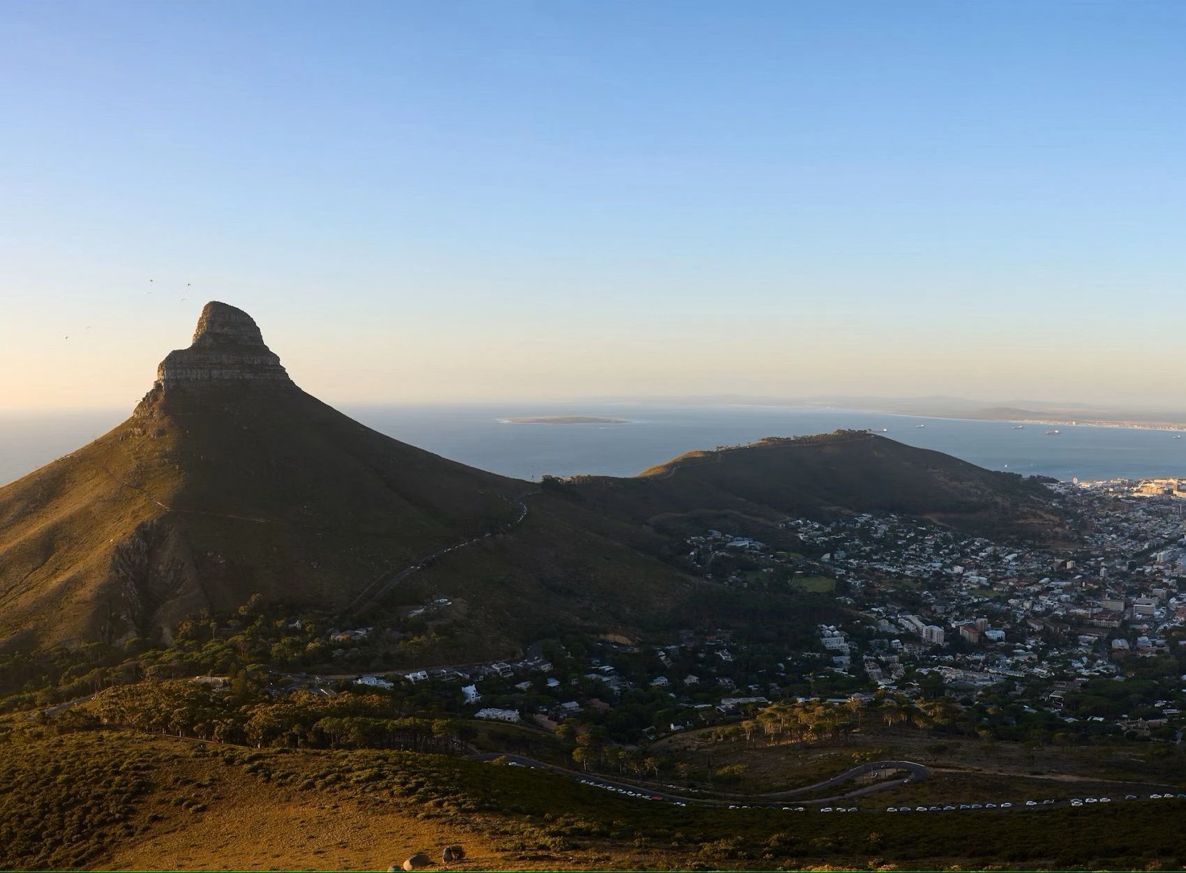 The picture shows a panoramic view of Table Mountain in Cape Town.