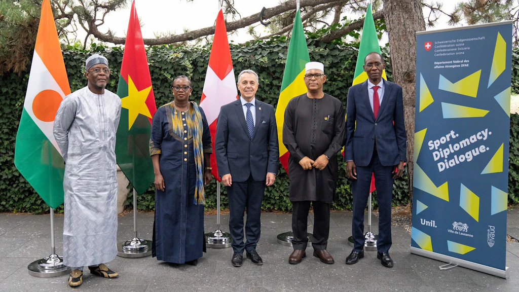 Group photograph of Federal Councillor Ignazio Cassis with representatives from the Sahel.